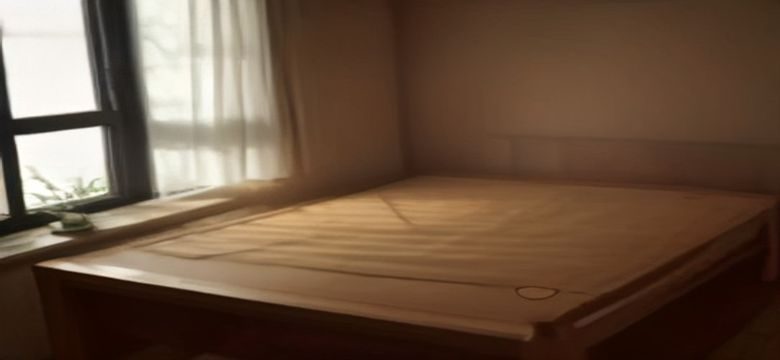 内容质量评测示意图，编辑人员在明亮工作室内对比多个平台界面，桌面摆放评测记录本与咖啡，北欧风格工作环境
